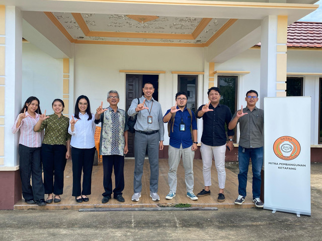 PLN UP3 Ketapang, diwakili oleh Assistant Manager Keuangan dan Umum, Wagimin (keempat dari kanan) melaksanakan Survei Program TJSL 2025: Restorasi Mangrove dan Silvofishery Kuala Satong di kantor Mitra Pembangunan Ketapang selaku mitra penerima bantuan. Foto: Dok. PLN Kalbar