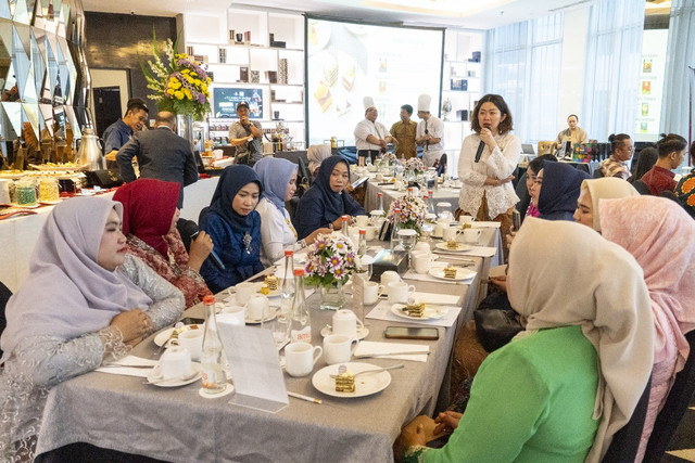 Expert tea Eliawati Erly (berdiri) saat menjadi pembicara 'Tea Tasting & Mixology'. Foto: Masruroh/Basra