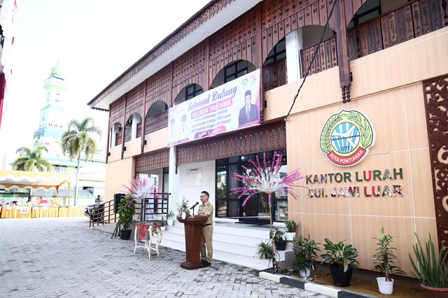 Edi Rusdi Kamtono saat meresmikan Kantor Lurah Sungai Luar di Kalan Apel. Foto: Dok. Diskominfo Pontianak