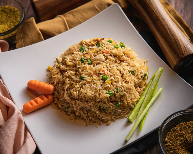 Isi Nasi Goreng Spesial Solaria. Foto hanya ilustrasi, bukan tempat sebenarnya. Sumber: unsplash.com/Christopher Alvarenga.