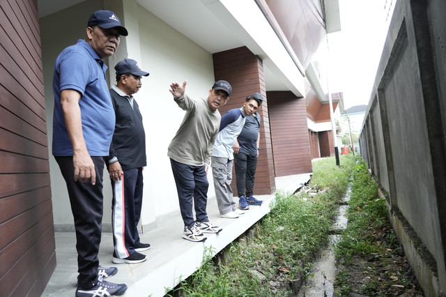Gubernur Kalbar, Ria Norsan saat melihat keadaan bangunan Dekranasda yang berada di samping Taman Budaya. Foto: Dok. Adpim Pemprov Kalbar