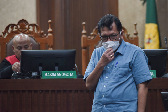 Terdakwa kasus dugaan suap vonis bebas Gregorius Ronald Tannur, mantan pejabat MA Zarof Ricar berjalan keluar ruangan saat sidang diskors oleh Majelis Hakim di Pengadilan Tipikor, Jakarta, Senin (14/4/2025). Foto: Fakhri Hermansyah/ANTARA FOTO