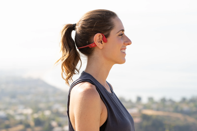 Headphone bone conduction adalah perangkat audio yang menggunakan teknologi konduksi tulang untuk mengirimkan suara. Foto: Shokz