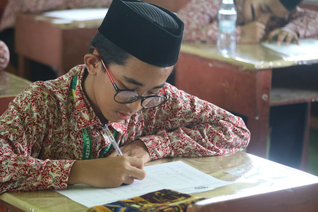 Ilustrasi Soal Ujian Madrasah Bahasa Indonesia Kelas 9. Sumber: Pexels/MuhaiminAbdulAziz