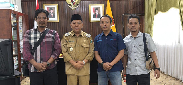 PWI Mempawah foto bersama usai audiensi dengan Wabup Juli Suryadi. Foto: M. Zain/Hi!Pontianak