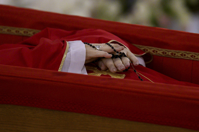 Rosario terlihat saat jenazah Paus Fransiskus ditempatkan dalam peti terbuka selama upacara pengumuman kematian di kediaman Santa Marta di Vatikan, Selasa (22/4/2025). Foto: Media Vatikan/via REUTERS