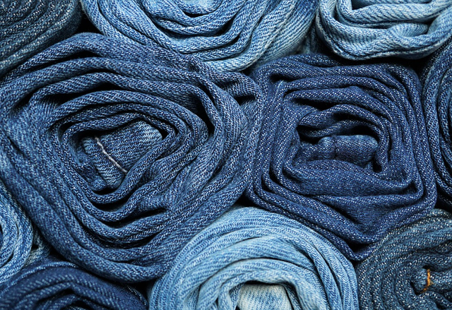 merk celana jeans terbaik. Foto adalah jeans. Sumber: Pixabay/Kranich17