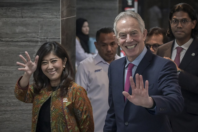 Menteri Komunikasi dan Digital (Menkomdigi) Meutya Hafid (kiri) dan Pendiri organisasi nirlaba Tony Blair Institute, Tony Blair (kedua kanan) berjalan usai pertemuannya di Kantor Komdigi, Jakarta, Senin (21/4/2025). Foto: Fauzan/ANTARA FOTO
