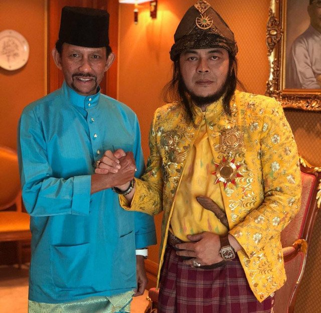 Sultan Iskandar Mahmud Badaruddin bersama Sultan Brunei Darussalam Paduka Seri Baginda Sultan Haji Hassanal Bolkiah Mu'izzadin Waddaulah. Foto : Instagram/Sultan Iskandar Mahmud Badaruddin