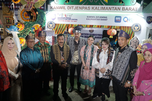 Menteri UMKM, Maman Abdurrahaman saat mengunjungi booth WBP Kalbar. Foto: Dok. istimewa
