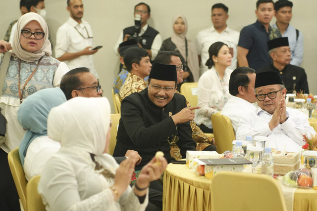 Menteri Sosial Saifullah Yusuf (Gus Ipul) dan Menteri Pemberdayaan Perempuan dan Perlindungan Anak (PPPA) Arifah Fauzi menandatangani MoU terkait sinergi pemberdayaan perempuan dan perlindungan anak, Senin (21/4/2025). Foto: Dok. Kemensos