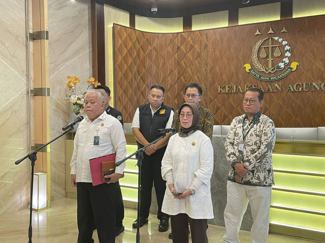Kapuspenkum Kejagung RI Harli Siregar (kiri) dan Ketua Dewan Pers Ninik Rahayu (kanan), dalam jumpa pers terkait penetapan tersangka Direktur Pemberitaan JakTV di Gedung Kejagung RI, Jakarta, Selasa (22/4/2025). Foto: Fadhil Pramudya/kumparan