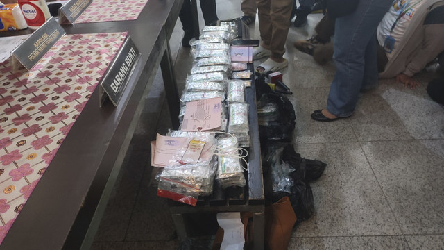 Pers rilis kasus peredaran obat terlarang di Pasar Tanah Abang, Jakarta Pusat. Foto: Rachmadi Rasyad/kumparan