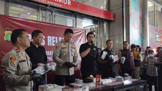 Pers rilis kasus peredaran obat terlarang di Pasar Tanah Abang, Jakarta Pusat. Foto: Rachmadi Rasyad/kumparan