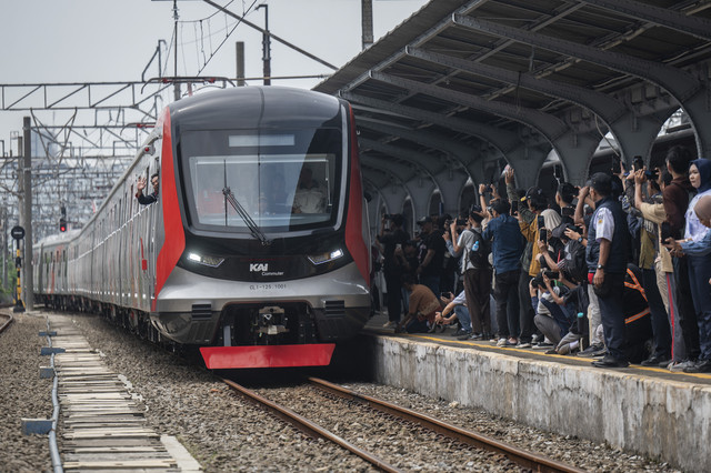Warga melihat rangkaian kereta rel listrik (KRL) CRRC saat perayaan 100 tahun operasional KRL di Stasiun Jakarta Kota, Jakarta, Selasa (22/4/2025). Foto: Bayu Pratama S/ANTARA FOTO