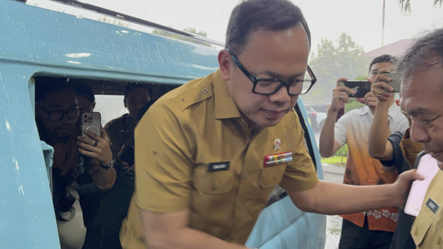 Momen Wamendagri, Bima Arya naik angkot ke kantor Ditjen Bina Pemerintahan Desa Kemendagri, Pasar Minggu, Jakarta Selatan pada Selasa (22/4/2025). Foto: Abid Raihan/kumparan