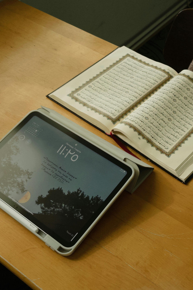 Tidak hanya belajar kitab, santri siap untuk menguasai dunia digital! sumber : (https://www.pexels.com/id-id)