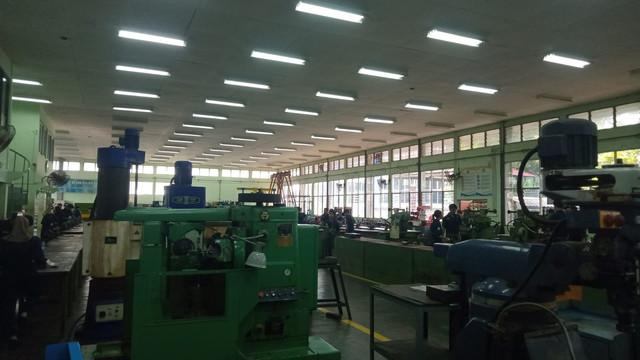 Suasana bengkel Jurusan Teknik Mesin Politeknik Negeri Semarang (Foto: Dok. Pribadi)
