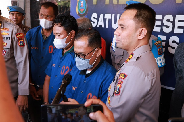 Anggota DPRD Asahan Pajar Prianto (kedua kanan) ditetapkan sebagai tersangka kasus judi sabung ayam. Foto: Dok. Istimewa