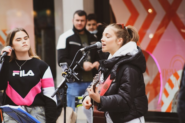 Ilustrasi Daftar Lagu Dangdut Karaoke Terpopuler. Foto: dok. Unsplash/Denis Oliveira
