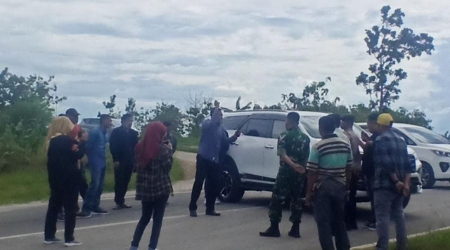 Sejumlah perwakilan kontraktor lokal saat lakukan aksi demo di kawasan Lapangan Gas Jambaran-Tiung Biru (J-TB), di Desa Bandungrejo, Kecamatan Ngasem, Kabupaten Bojonegoro. Selasa (22/04/2025). (Aset: Istimewa)