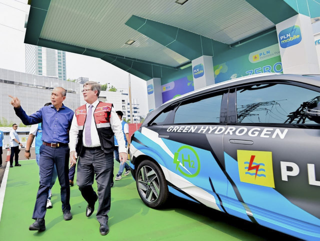 Direktur Utama PLN Indonesia Power Edwin Nugraha Putra dan Secretary Department DCCEW Australia David Fredericks menunjukkan menunjukkan fasilitas di Hydrogen Refuelling Stastion (HRS) atau Stasiun Pengisian Bahan Bakar Hidrogen  milik PLN IP.  Foto: Dok. PLN IP