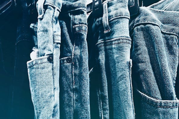 Ilustrasi Apakah Denim Boleh Kena Air Hujan, Foto: Pexels/NEOSiAM 2024+