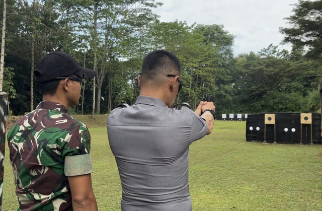 Kalapas Jember sedang menembak