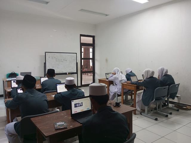 suasana belajar menggunakan media digital menggambarkan sebuah moment interaksi anatara siswa dan teknologi dalam setting pendidikan. sumber: SMP IT AL QOSIMIYYAH
