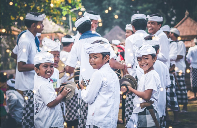 Ilustrasi Ucapan Galungan dan Kuningan Bahasa Bali 2025   Sumber Unsplash/Artem Beliaikin