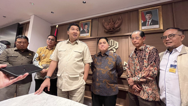 Pertemuan Menteri PKP Maruarar Sirait dengan Menteri BUMN Erick Thohir, Komisaris BCA Jahja Setiaatmadja, Komisioner BP Tapera, dan Asosiasi Pengembang, Selasa (22/4/2025). Foto:  Fariza/kumparan