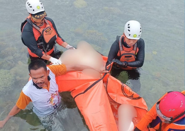 Tim SAR Gabungan berhasil menemukan 1 dari 3 korban yang hilang akibat tenggelamnya speedboat di Kubu Raya. Foto: Dok. Istimewa