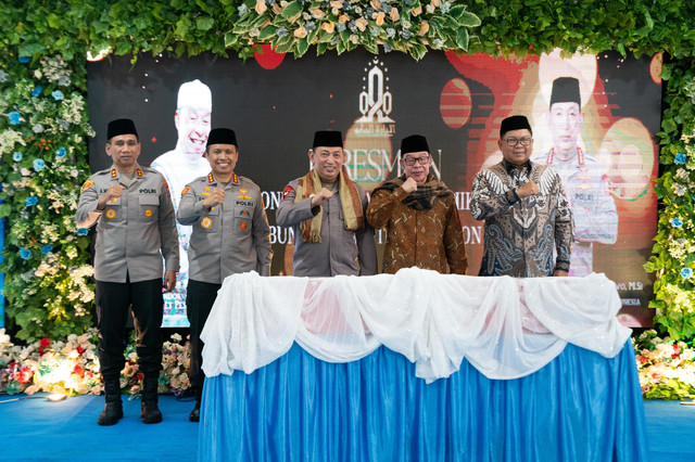 Direktur Utama Bank Mandiri Darmawan Junaidi (kanan), pengasuh Pondok Pesantren Al Inaaroh Al Hikam KH Adib Rofiuddin (kedua dari kanan), Kepala Kepolisian RI Jend. Pol. Listyo Sigit Prabowo (tengah) saat meresmikan sarana dan prasarana di Yayasan Lembaga Pendidikan Islam (Pondok Pesantren) Al-Inaaroh Al-Hikam, Desa Buntet, Kabupaten Cirebon, Selasa (22/4). Foto: Dok. Bank Mandiri