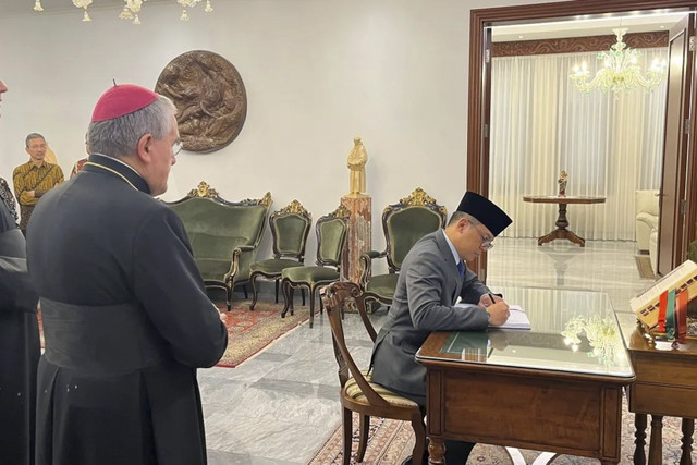 Menteri Luar Negeri (Menlu) RI Sugiono, didampingi Nunsius Apostolik untuk Indonesia Monsinyur (Mgr) Piero Pioppo, mengisi buku duka cita sebagai tanda berkabung atas wafatnya Paus Fransiskus di Kedutaan Besar Vatikan Jakarta, Selasa. (22/4/2025). Foto: Nabil Ihsan/ANTARA
