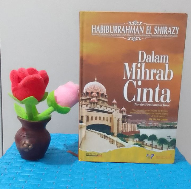 Buku kumpulan tiga novelet karya Habiburrahman El Shirazy. (Foto: Mohamad Jokomono)