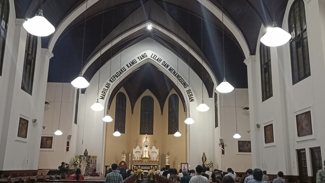 Suasana saaat melaksanakan ibadah rosario di Katedral Santo Petrus Bandung, Jawa Barat, Selasa (22/4/2025). Foto: Robby Bouceu/kumparan