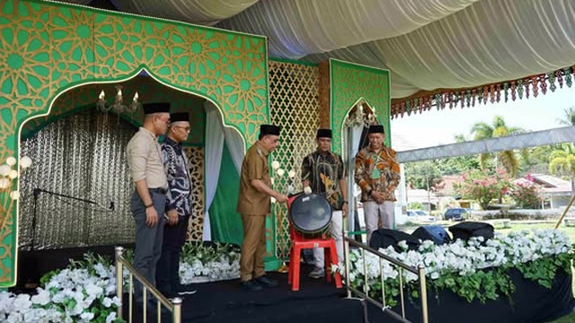 Bupati Bolaang Mongondow (Bolmong), Yusra Alhabsyi, memukul drum tanda pembukaan Seleksi Tilawatil Quran dan Musabaqah Hadits (STQH) ke-28 tingkat Bolmong dibuka, Selasa (22/4).