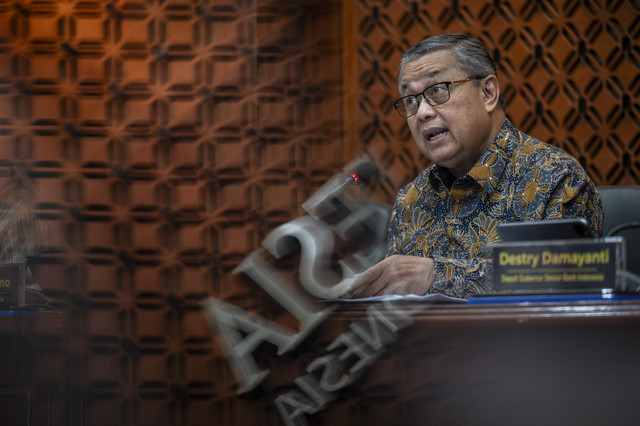 Gubernur Bank Indonesa Perry Warjiyo menyampaikan paparan saat konferensi pers hasil rapat Dewan Gubernur di Gedung Thamrin Bank Indonesia, Jakarta, Rabu (19/3/2025). Foto: Bayu Pratama S/ANTARA FOTO