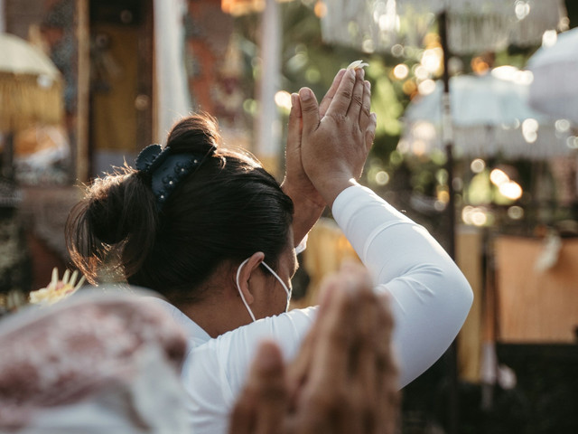 ucapan selamat galungan 2025. sumber: unsplash/polina kuzovkova