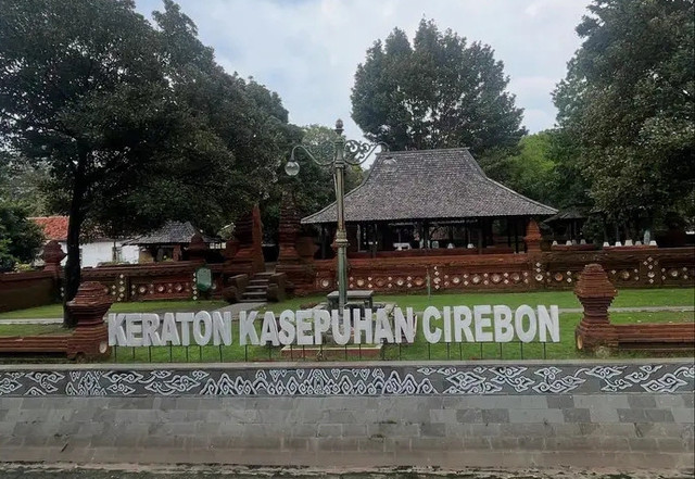 Foto tampak depan keraton kasepuhan cirebon. Sumber dokumentasi Muhammad Rizalul Umam.