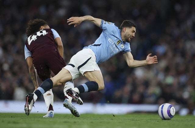 Mateo Kovacic dari Manchester City beraksi dengan Boubacar Kamara dari Aston Villa pada pertandingan Liga Inggris antara Manchester City vs Aston Villa di Stadion Etihad, Manchester, Inggris, Selasa (22/4/2025) malam WIB. Foto: Phil Noble/REUTERS