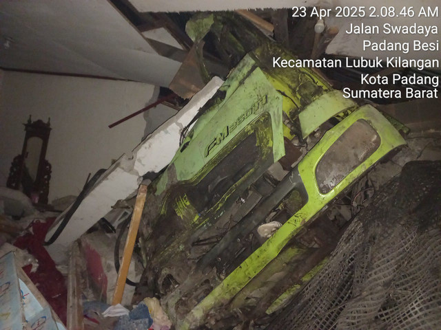 Truk CPO yang menabrak rumah di Padang. Dok: Polsek Lubuk Kilangan