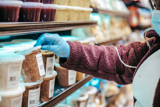 Ilustrasi mengecek istilah porcine pada label produk. Foto: Pexels