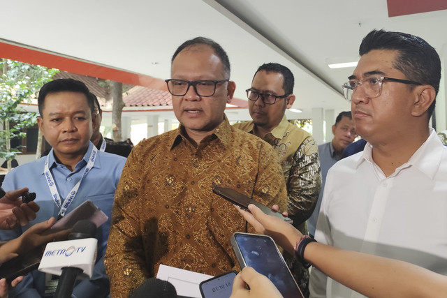 Dirjen Kemendiktisaintek Khairul Munadi (tengah), Wakil Ketua I SNPMB (Seleksi Nasional Penerimaan Mahasiswa Baru) Muryanto Amin (kiri), Rektor UI Heri Hermansyah (kanan) di Fakultas Hukum, UI, Depok, Jawa Barat, Rabu (23/4/2025). Foto: Alya Zahra/kumparan