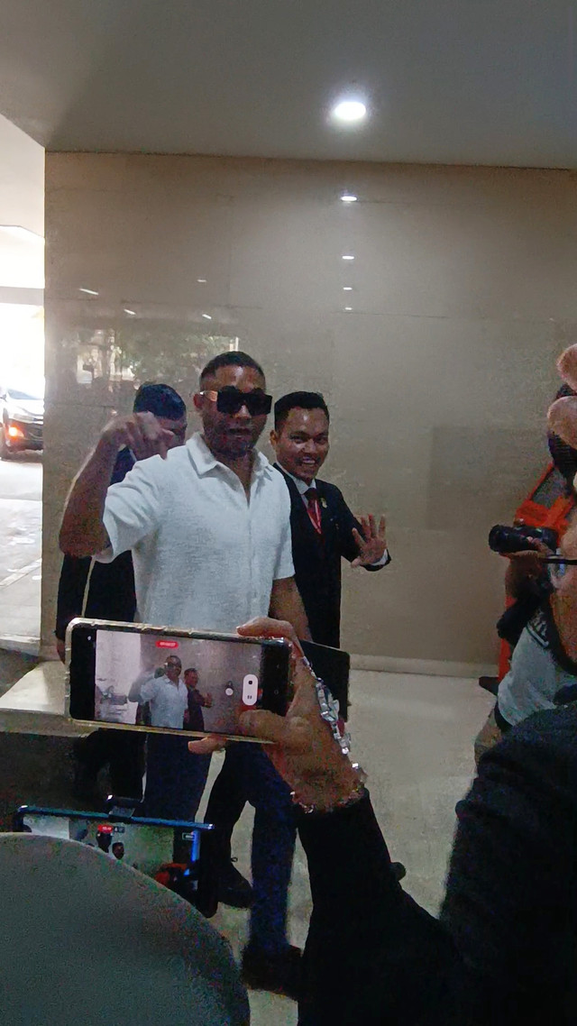 Penyanyi Rayen Pono tiba di Gedung Bareskrim Mabes Polri, Jakarta Selatan, Rabu (23/4). Foto: Aprilandika Pratama/kumparan