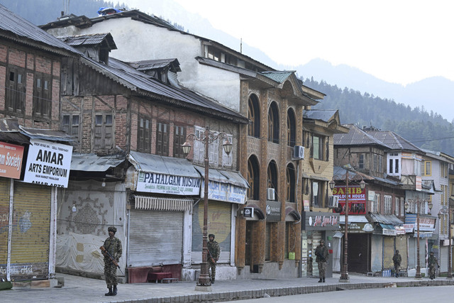 Prajurit paramiliter India berjaga di Pahalgam, sebelah selatan Srinagar, India, Rabu (23/4/2025). Foto: TAUSEEF MUSTAFA/AFP