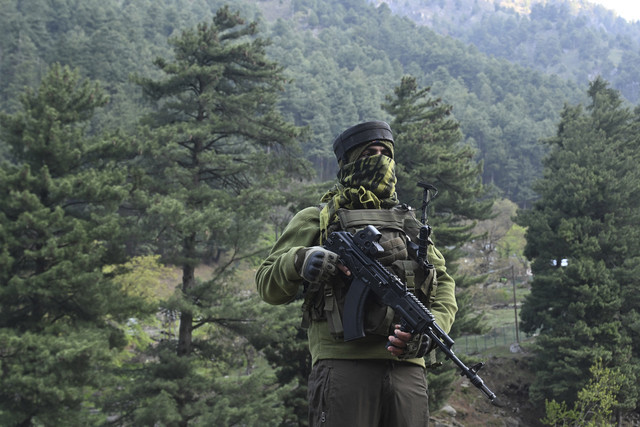Seorang prajurit paramiliter India berjaga di Pahalgam, sebelah selatan Srinagar, India, Rabu (23/4/2025). Foto: TAUSEEF MUSTAFA/AFP