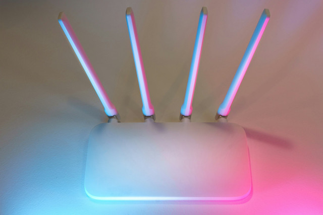 Firmware router adalah sofware khusus yang tertanam secara permanen di dalam perangkat router yang berfungsi mengatur operasi dasar perangkat keras router tersebut. Foto: Pexels