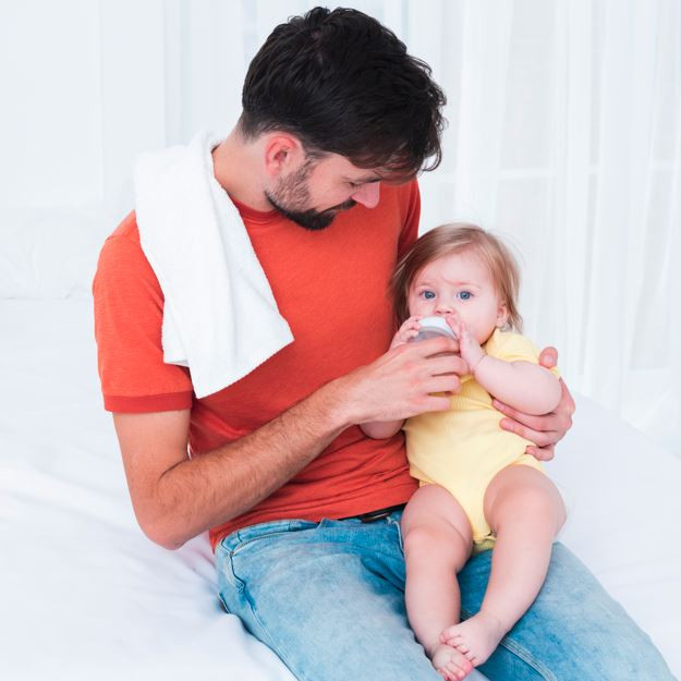 Peran ayah dalam memenuhi kebutuhan nutrisi si kecil sangat penting! (Sumber: Freepik.com)