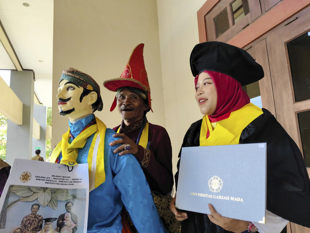 Budi Prasojo mengenakan kostum Ledhek Gogik saat menghadiri wisuda mantunya, Dr Sarly Puspita Ariesta Sp.PD-KGer, di UGM, Rabu (23/4/2025). Foto: Arfiansyah Panji Purnandaru/kumparan